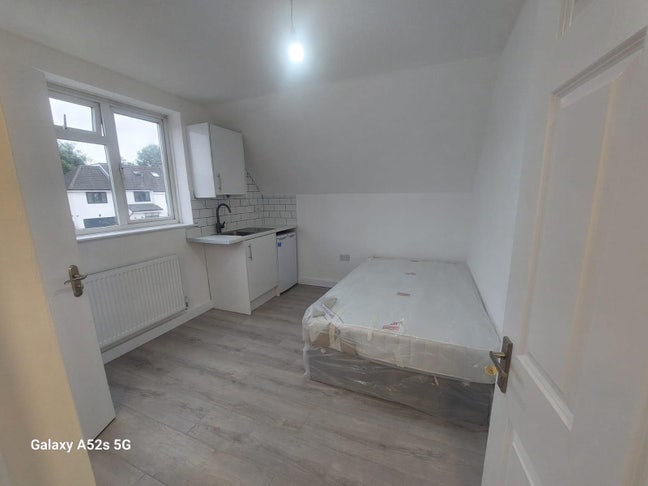 Studio flat to rent in Edgware HA8  Main Photo