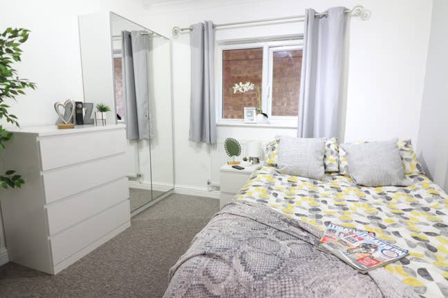 Ground Floor En Suite Avail Now!  Main Photo