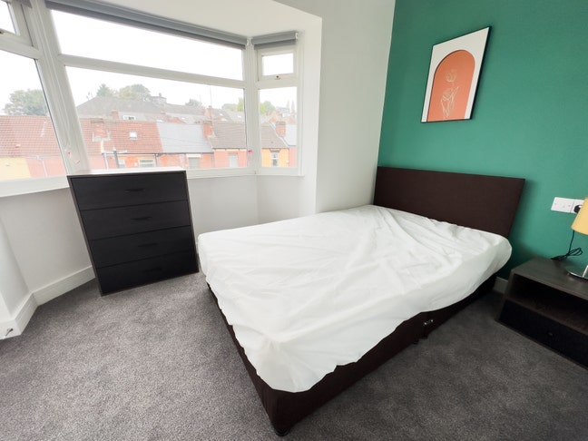 Newly Refurbished En-Suite Room! Available now! Main Photo