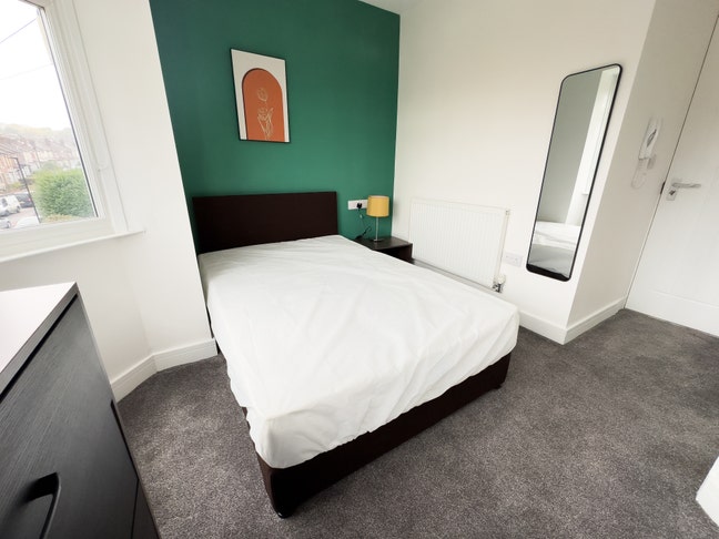 Newly Refurbished En-Suite Room! Available now! Main Photo