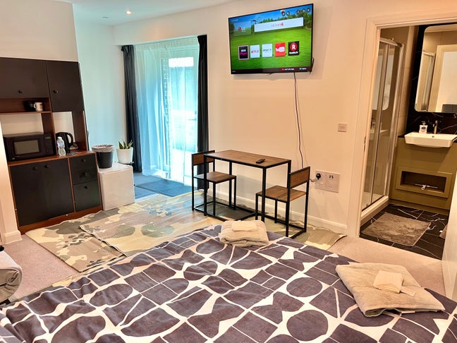 Lux Studio w private entrance pool/spa/cinema/gym  Main Photo