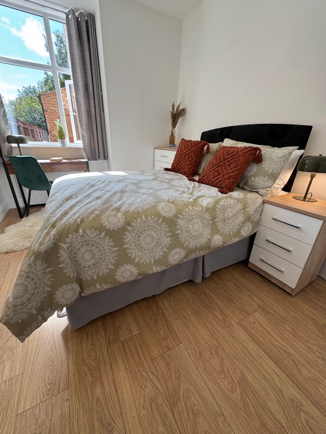 Young Professional Grad HouseShare Main Photo