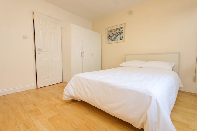 60 Seconds to Jubilee Line!!--Reserve Now!! Main Photo