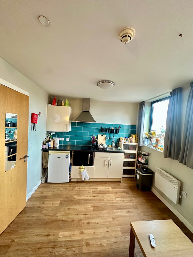 🌇 Spacious 1-Bed Studio with Stunning City Views Main Photo