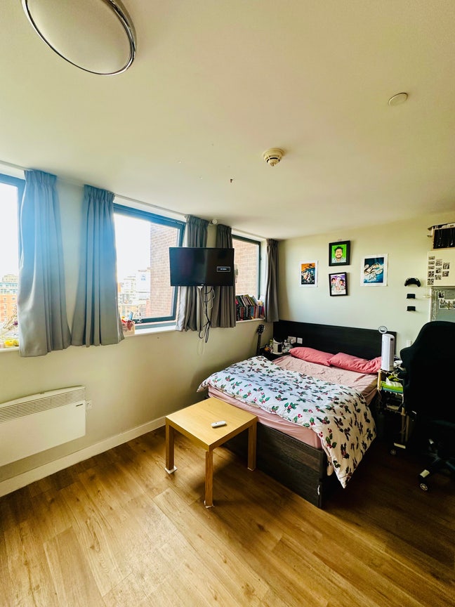 🌇 Spacious 1-Bed Studio with Stunning City Views Main Photo
