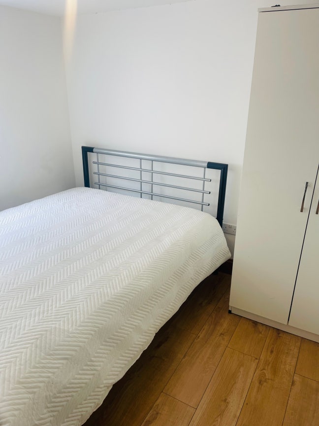 Small Double Room for rent in Isleworth TW7 Main Photo