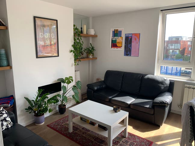 Bright room in a modern flat near Broadway Market  Main Photo