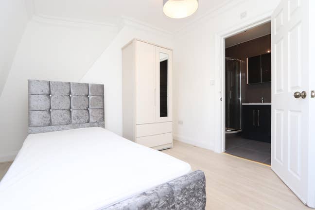 Bow Road | Ensuites | Right in Front Station  Main Photo