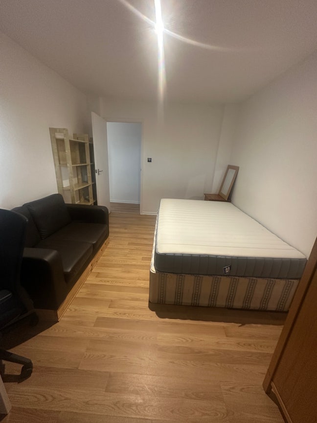 Large Double Bedroom - £750 (Bills Included) Main Photo