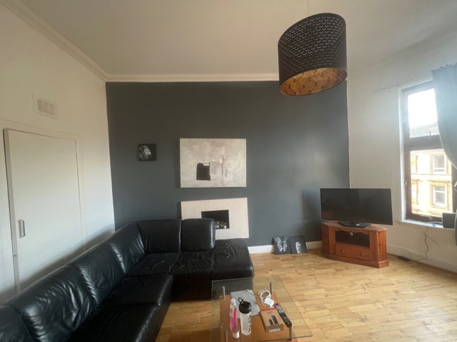 Massive Double Room in Newly Renovated Flat Main Photo