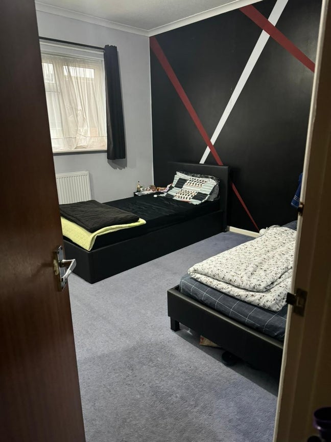 Sharing room with girl Main Photo