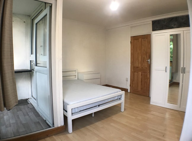 Am Amazing affordable king size En-Suitroom Main Photo