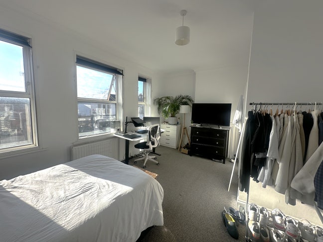 Spacious ensuite bedroom available Earlsfield Main Photo