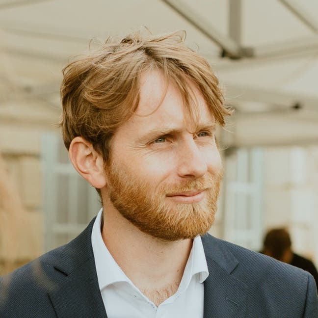 I’m a French professional currently based i... Main Photo