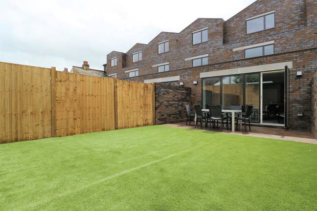 Spacious 4 Bed, 4 Bath Home with Private Garden! Main Photo