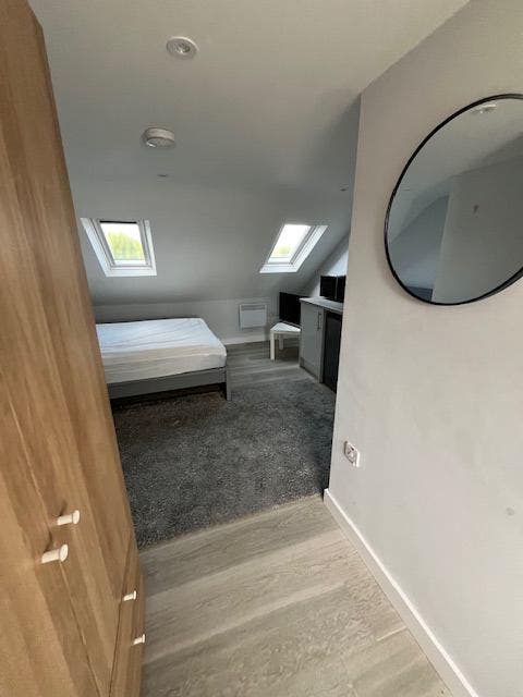 Ensuite large room to let Main Photo