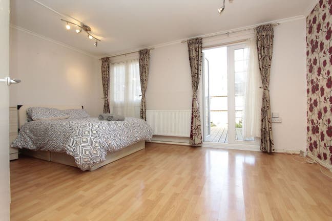 Large room with big patio 10 mins to Shoreditch E2 Main Photo