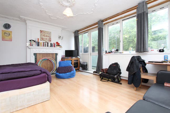 Large room for couples with balcony in Whitechapel Main Photo