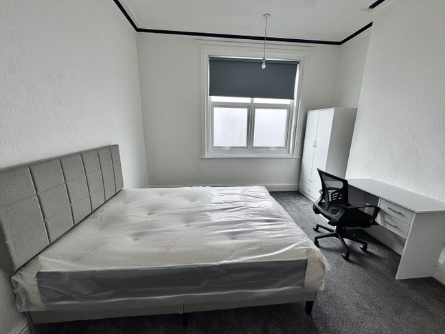 Modern 4 Bed House - Large Furnished Rooms  Main Photo