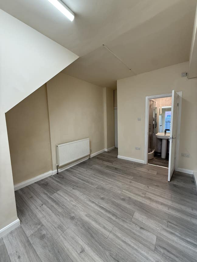 Bedsit in Town Centre - All bills inclusive  Main Photo
