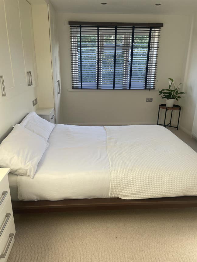 Great room in nice house Main Photo