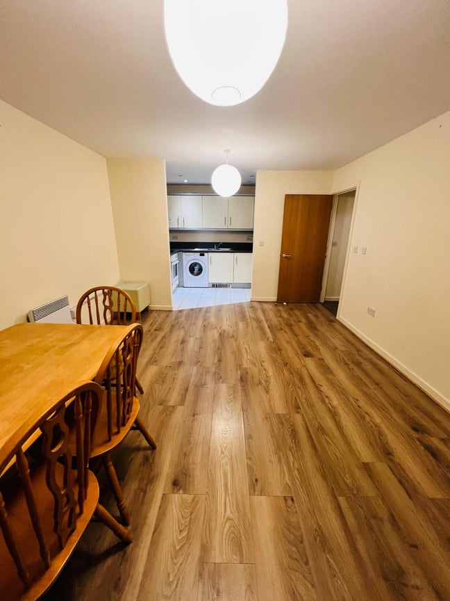 Spacious 2-Bedroom Flat Opposite Newbury Park Stat Main Photo