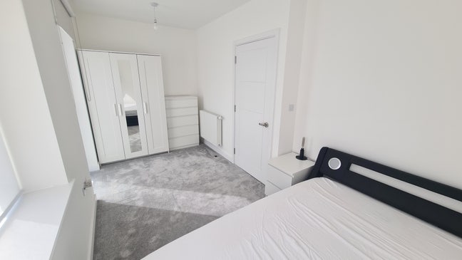 Top Floor Ensuite & one Double Rooms  Main Photo