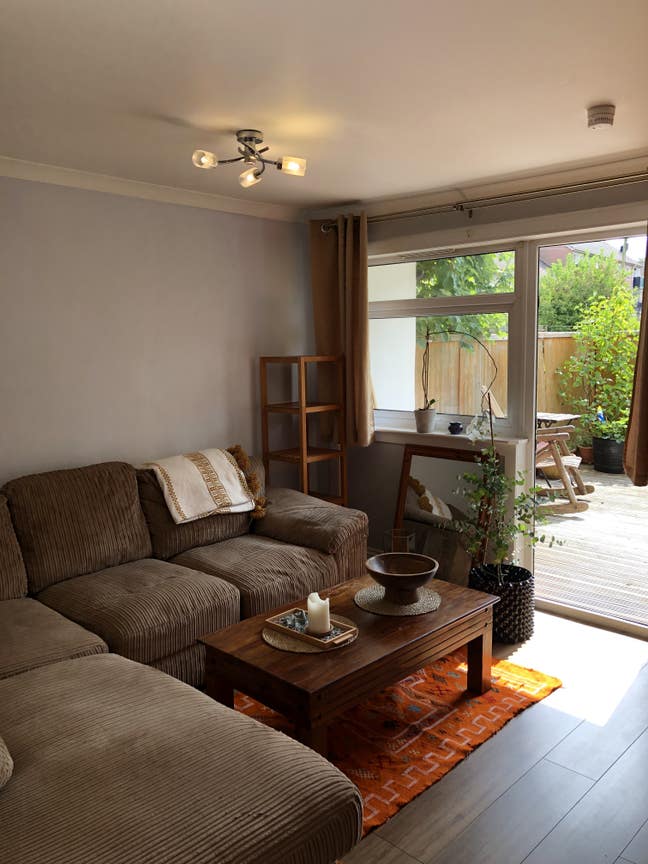 Sunny double room,  Flat sharing with one female   Main Photo