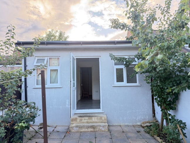 One bedroom house in garden  Main Photo