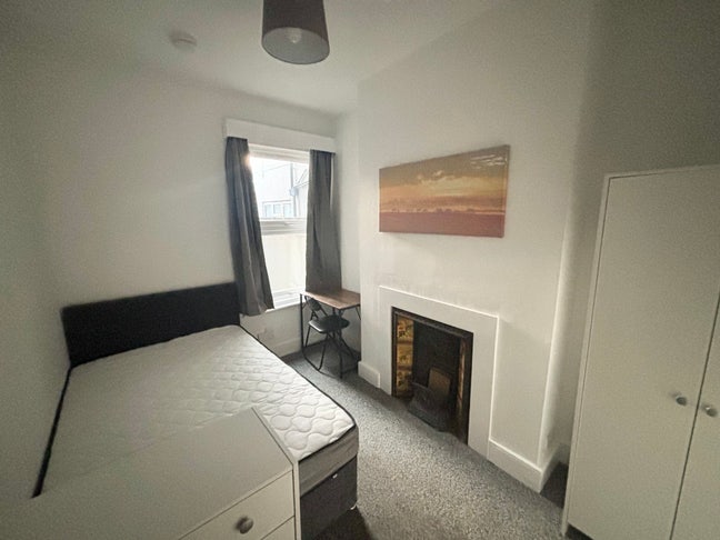 Newly decorated room close Hospital + Town Centre Main Photo