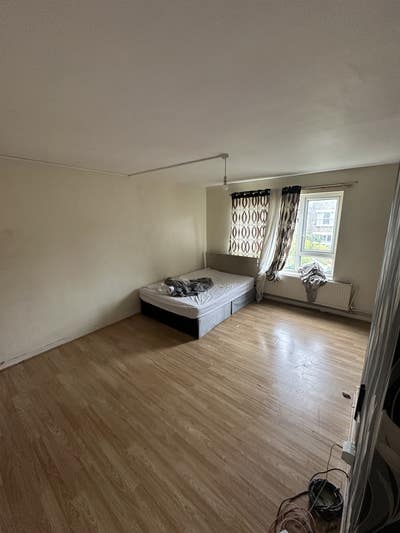 Cheap Very Spacious Semi-Furnished Double Room Main Photo