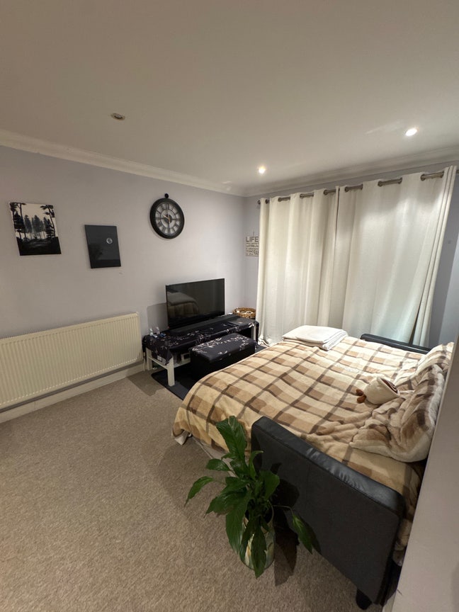 Furnished 1 BHK House next to Train station  Main Photo