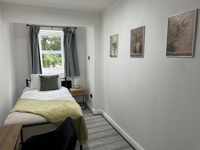 Clean and neat single room with en suite  Main Photo