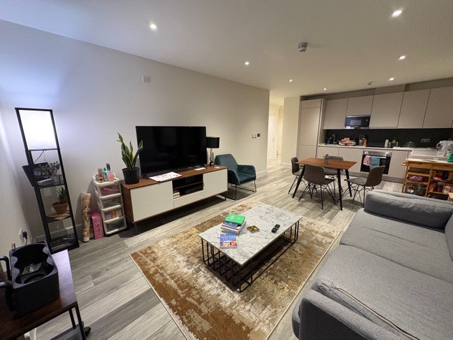 Lovely Flat share in Greenwich with Fun Couple!! Main Photo