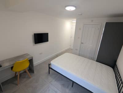 Ensuites Big Rooms New Bills Female House NEW Main Photo