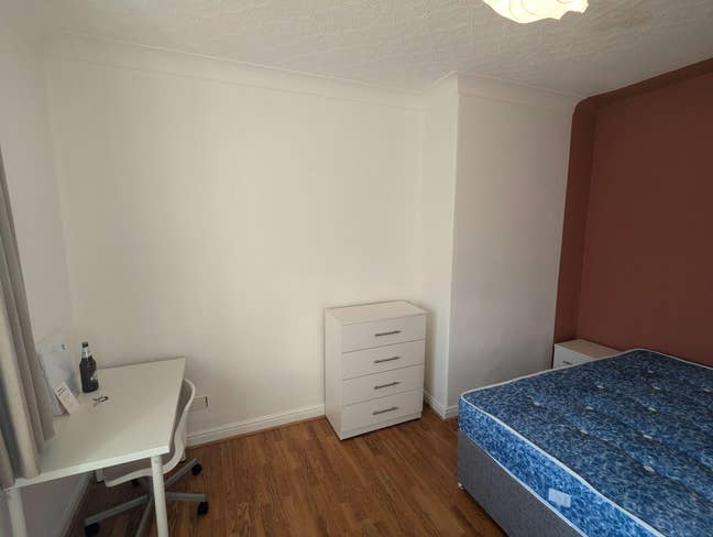 Large Room In a lovely House Main Photo