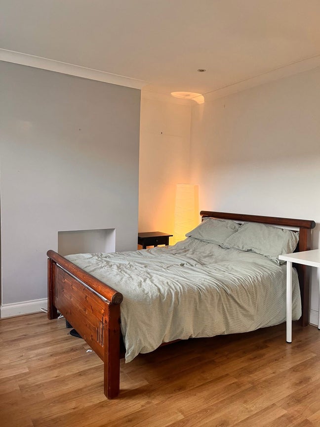 Huge Double Room Available in Clapham North Main Photo