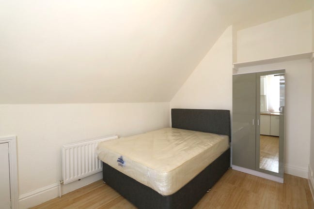 Double Room Ensuite - Near Train Station-CV1  Main Photo