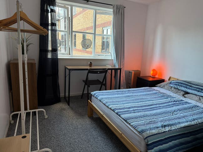 Quiet Bedroom with big windows on White Hart Lane Main Photo