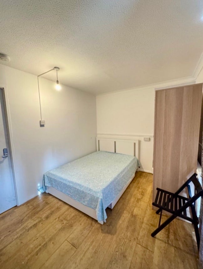 🔥🔥 Lovely Ensuite with Garden in Prime Location Main Photo