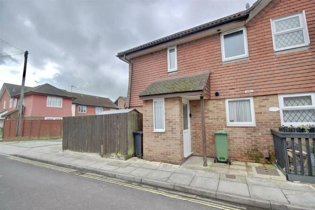 One bedroom house with allocated parking Main Photo