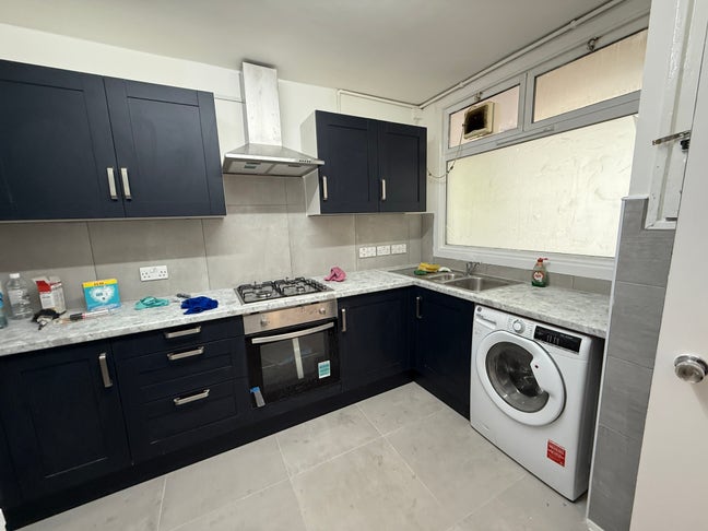 Double Bedroom Available (All Bills Included) Main Photo