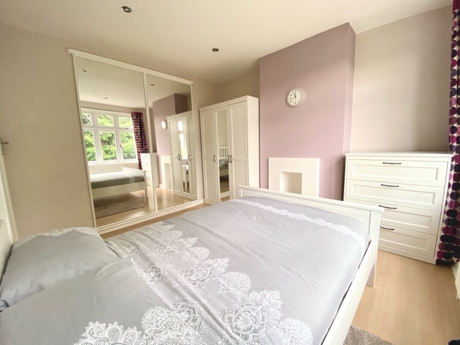 Bright & Comfy Double Room Available Main Photo