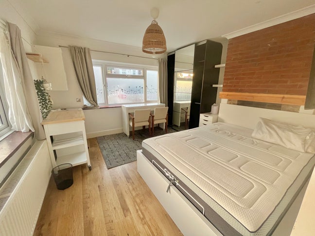 Ensuit double bedroom/studio Main Photo