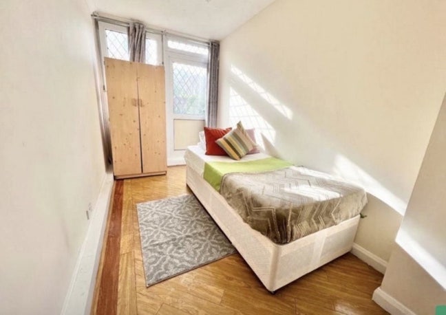 3 Superb Rooms - 5min to DLR - Offer Today! Main Photo