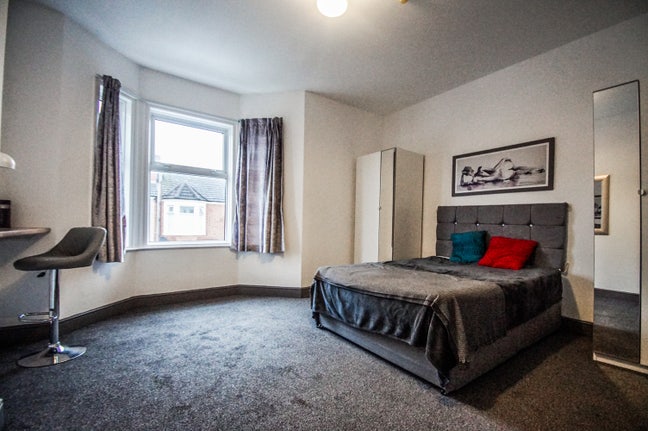 A large double room with en-suite Main Photo