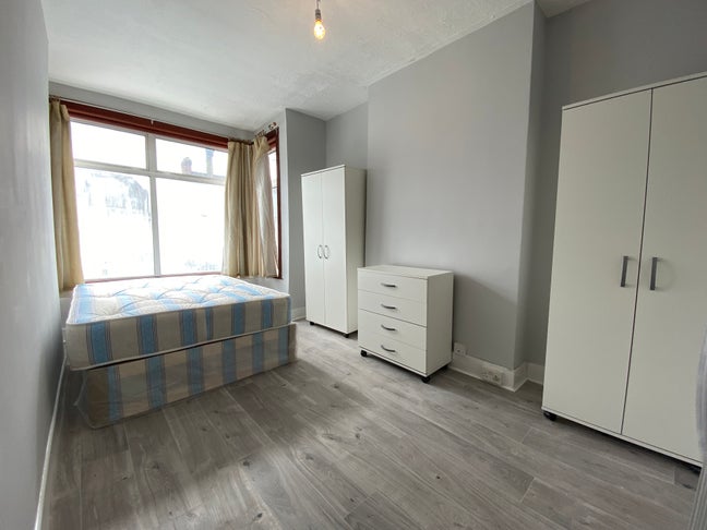Spacious Single Room / in Wembley  Main Photo