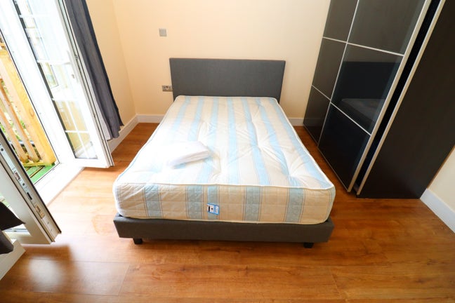 Next to Elizabeth Line | Double Rooms | Hanwell Main Photo