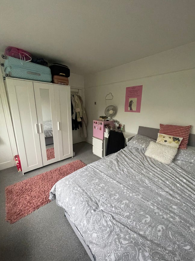 Small double room, all bills included Main Photo
