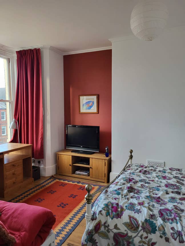 Lovely double room with ensuite and TV Main Photo